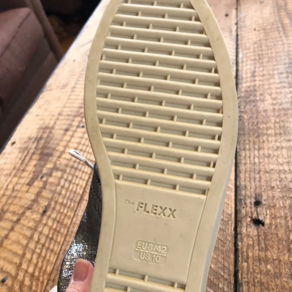 The Flexx Sneak Up Sneaker size 10